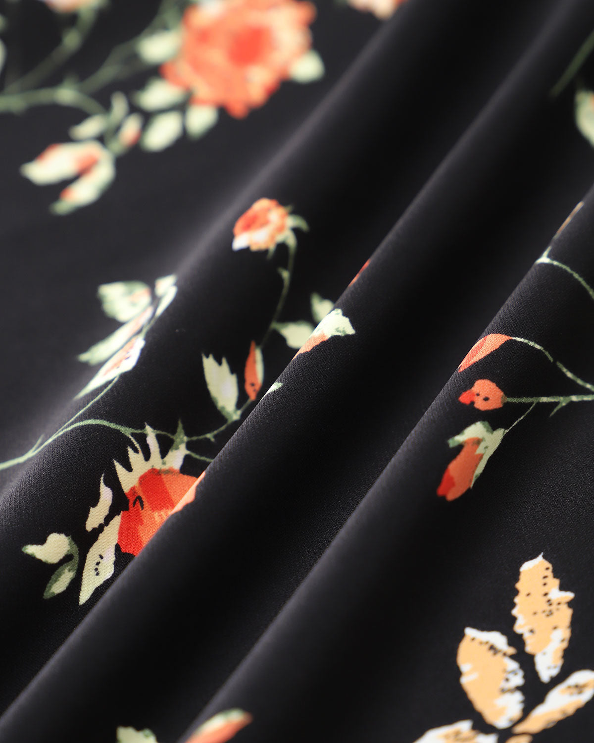 Sort maxi-kjole med blomster, flæser og spaghettistropper