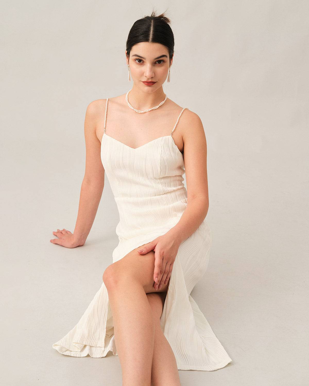 Midi-kjole med perle-stropper og bølget tekstur